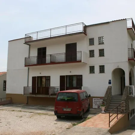 Triple Starigrad 6634d בית הארחה
